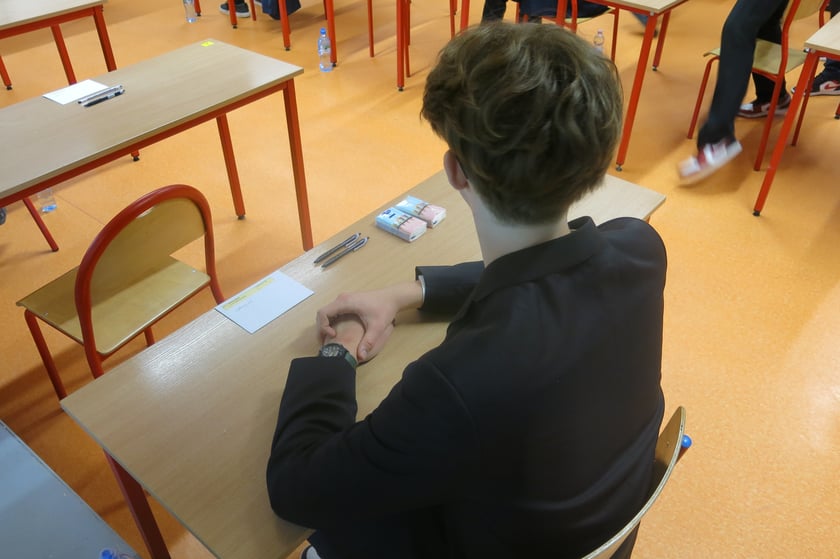 Uczniowie SP 29 we Wrocławiu przed egzaminem z języka polskiego