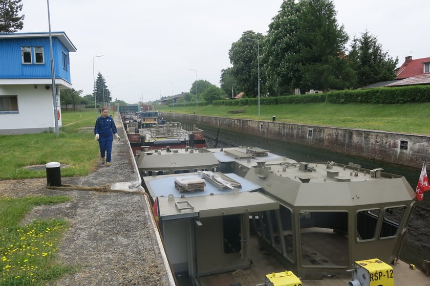 Transport elementów kadłubów statków Odrą przez Wrocław