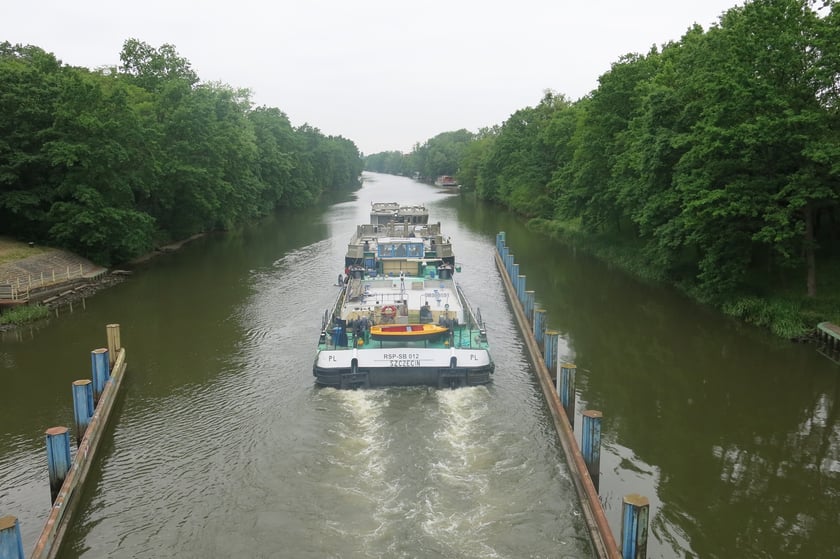 Transport elementów kadłubów statków Odrą przez Wrocław