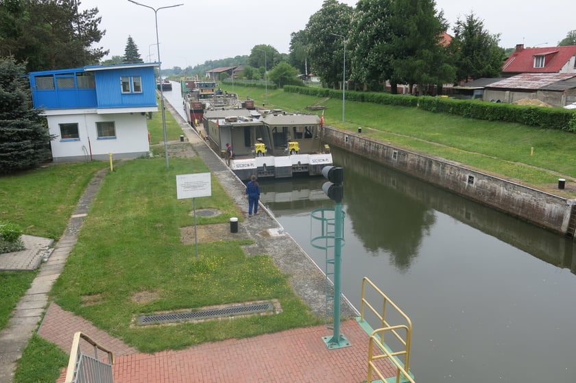 Transport elementów kadłubów statków Odrą przez Wrocław