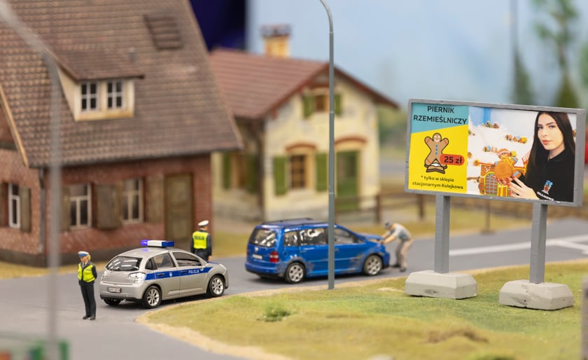 Kolejkowo, scenka z patrolem policji