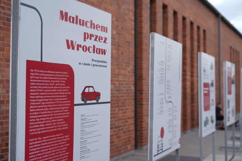 Zlot zabytkowych maluchów w CH Zajezdnia we Wrocławiu