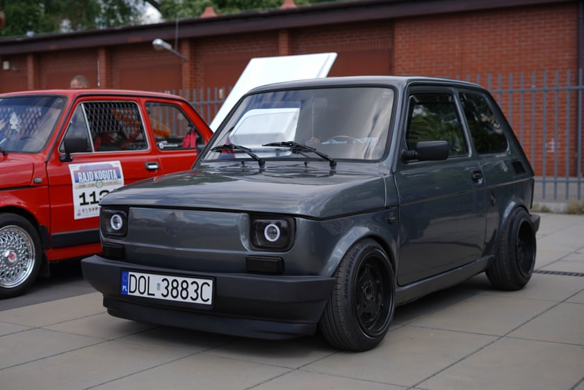 Zlot zabytkowych maluchów w CH Zajezdnia we Wrocławiu