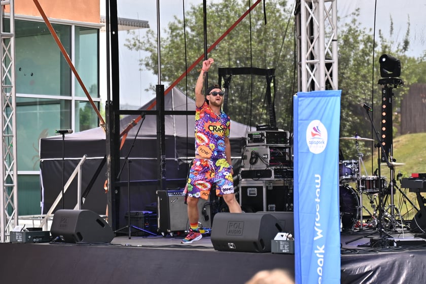 Uczestników urodzin rozgrzewa Rafaello.