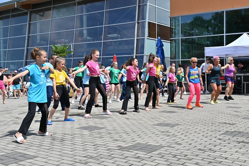 Uczestników urodzin rozgrzewa Rafaello.