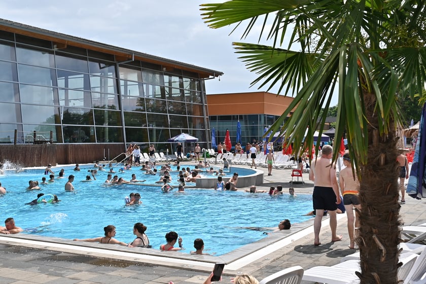 Uczestników urodzin rozgrzewa Rafaello.