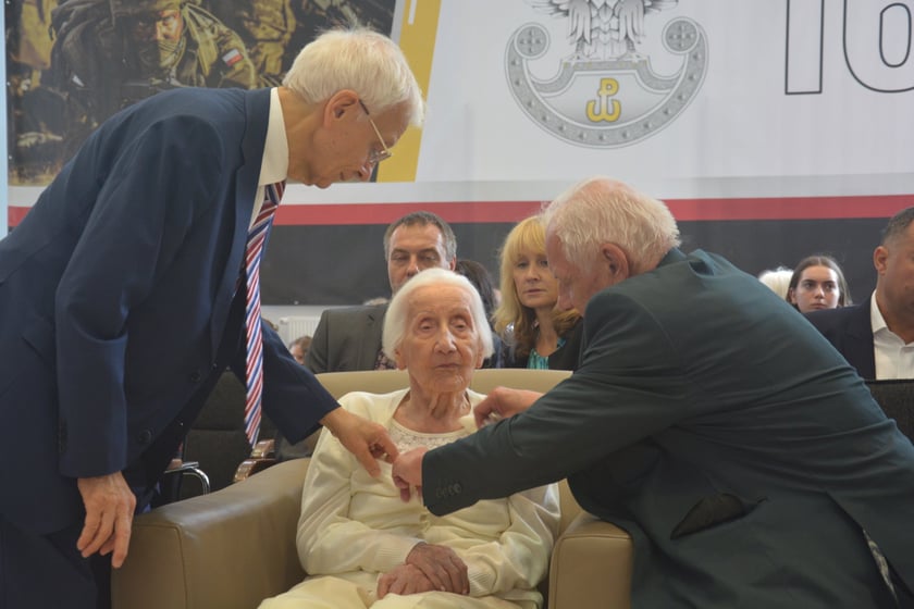 Urodziny Barbary Sowy na terenie jednostki wojskowej przy al. Hallerra