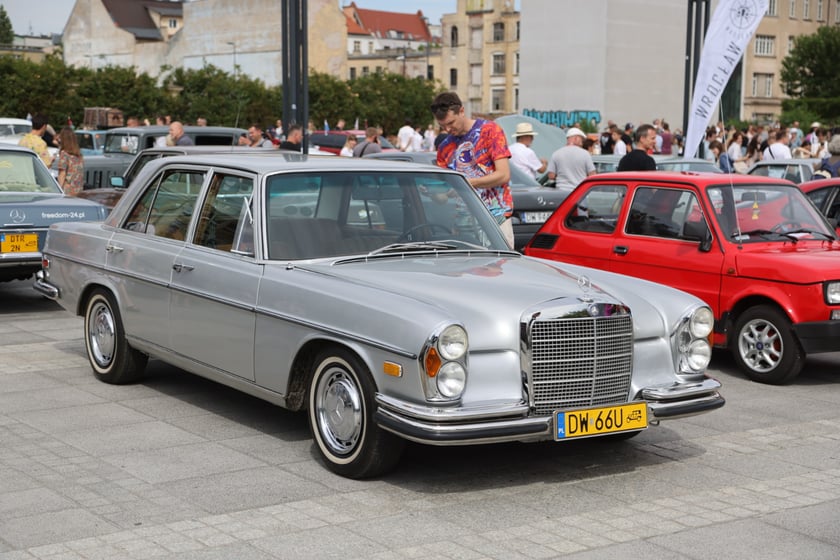 Uczestnicy Rajdu dla Zuchwałych na placu Wolności we Wrocławiu