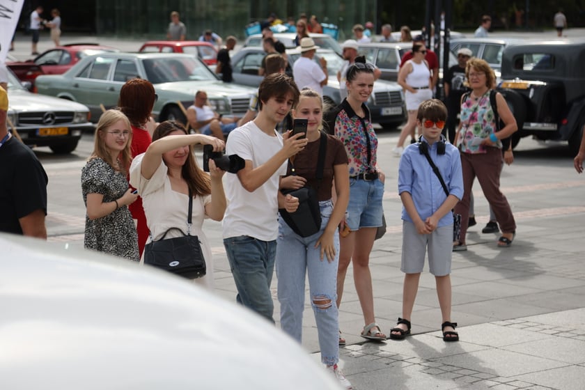 Uczestnicy Rajdu dla Zuchwałych na placu Wolności we Wrocławiu