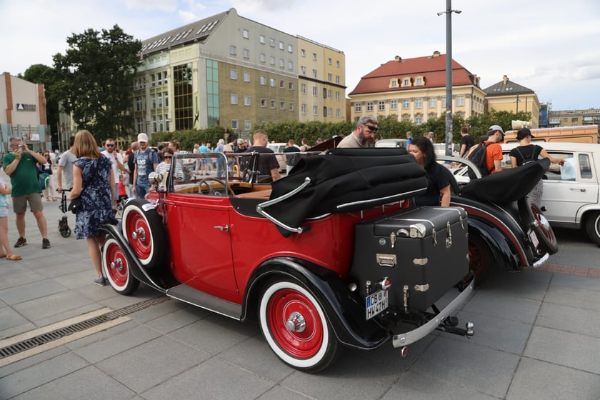 Uczestnicy Rajdu dla Zuchwałych na placu Wolności we Wrocławiu