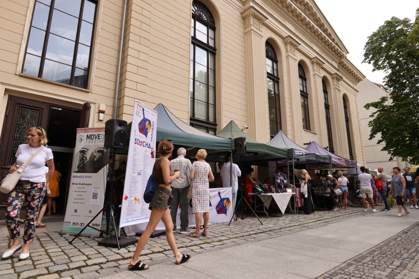Jarmark żydowski na dziedzińcu syngogi podczas festiwalu Simcha