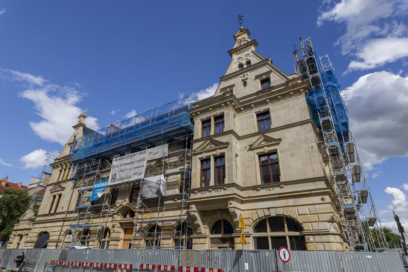 Zabytkowy budynek pod adresem ul. Gepperta 4 we Wrocławiu w trakcie renowacji, sierpień 2023