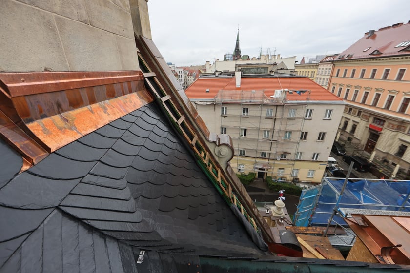 Zabytkowy budynek pod adresem ul. Gepperta 4 we Wrocławiu w trakcie renowacji, sierpień 2023