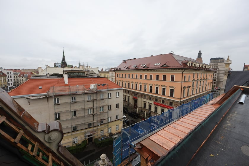Zabytkowy budynek pod adresem ul. Gepperta 4 we Wrocławiu w trakcie renowacji, sierpień 2023