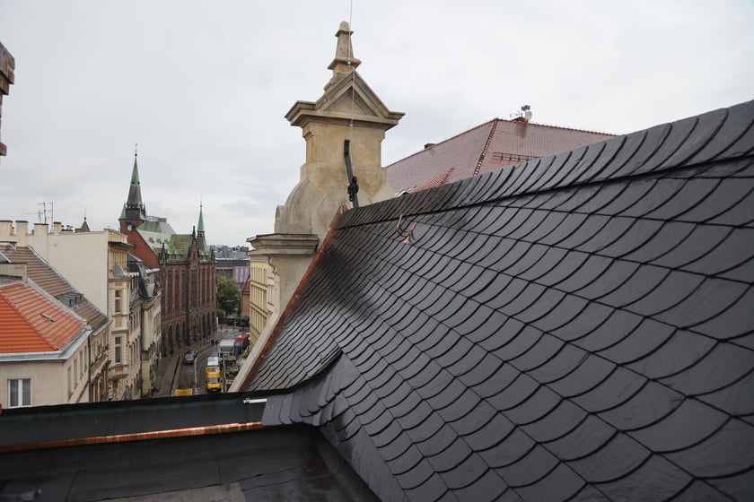 Zabytkowy budynek pod adresem ul. Gepperta 4 we Wrocławiu w trakcie renowacji, sierpień 2023