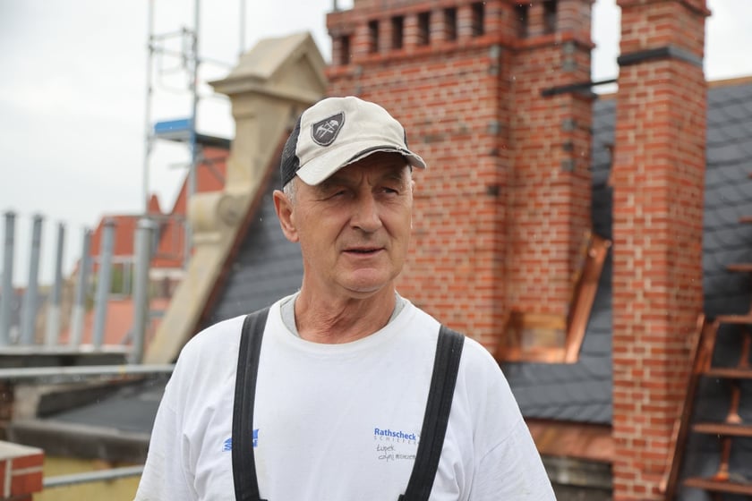Zabytkowy budynek pod adresem ul. Gepperta 4 we Wrocławiu w trakcie renowacji, sierpień 2023