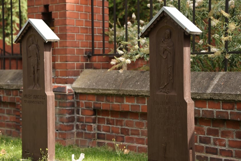 Cmentarz przy klasztorze franciszkanów na Karłowicach