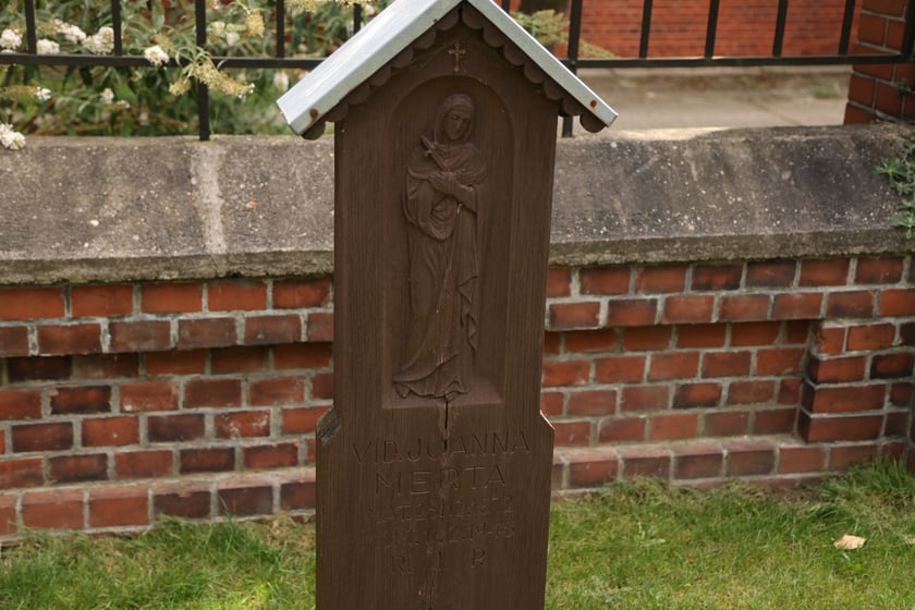 Cmentarz przy klasztorze franciszkanów na Karłowicach