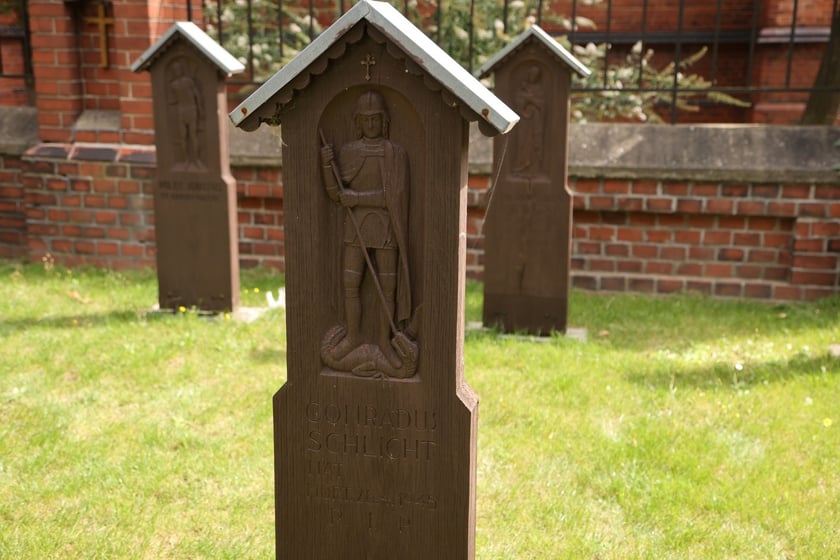 Cmentarz przy klasztorze franciszkanów na Karłowicach