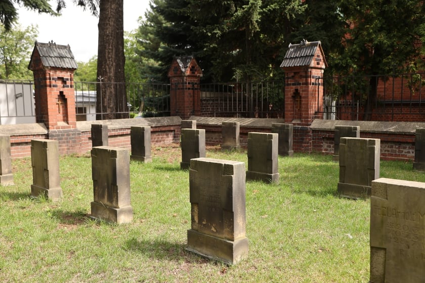 Cmentarz przy klasztorze franciszkanów na Karłowicach