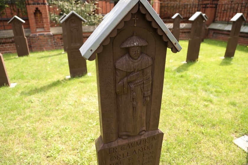 Cmentarz przy klasztorze franciszkanów na Karłowicach