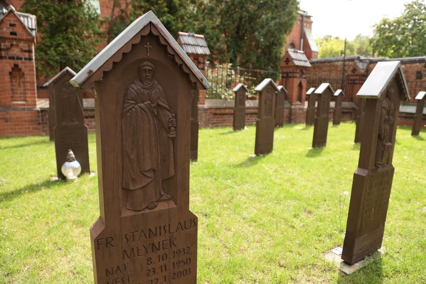 Cmentarz przy klasztorze franciszkanów na Karłowicach