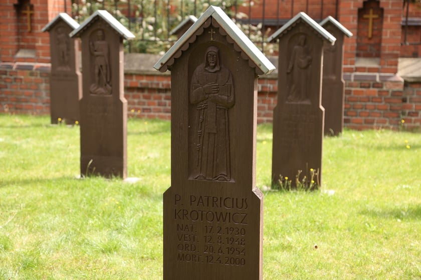 Cmentarz przy klasztorze franciszkanów na Karłowicach
