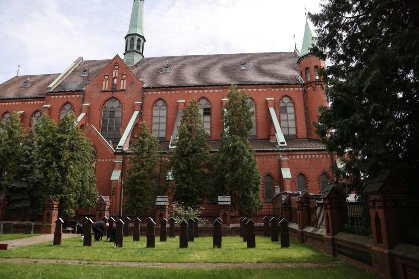 Cmentarz przy klasztorze franciszkanów na Karłowicach