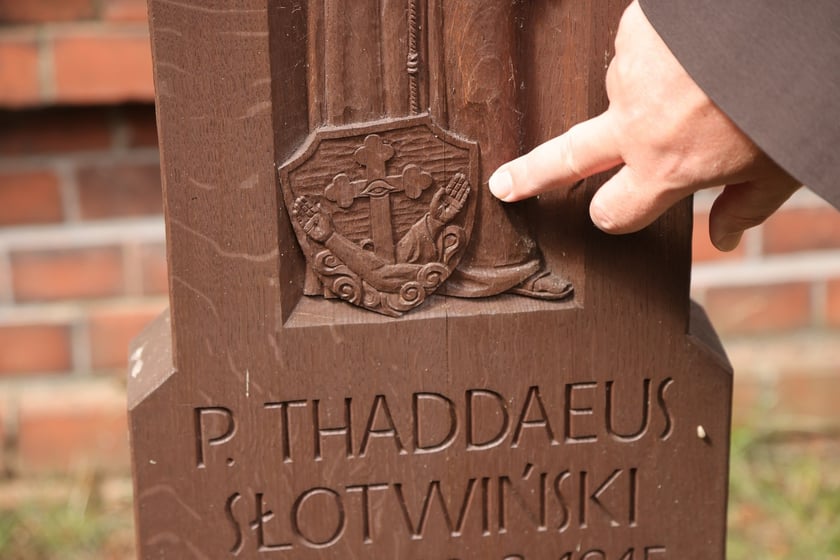 Cmentarz przy klasztorze franciszkanów na Karłowicach