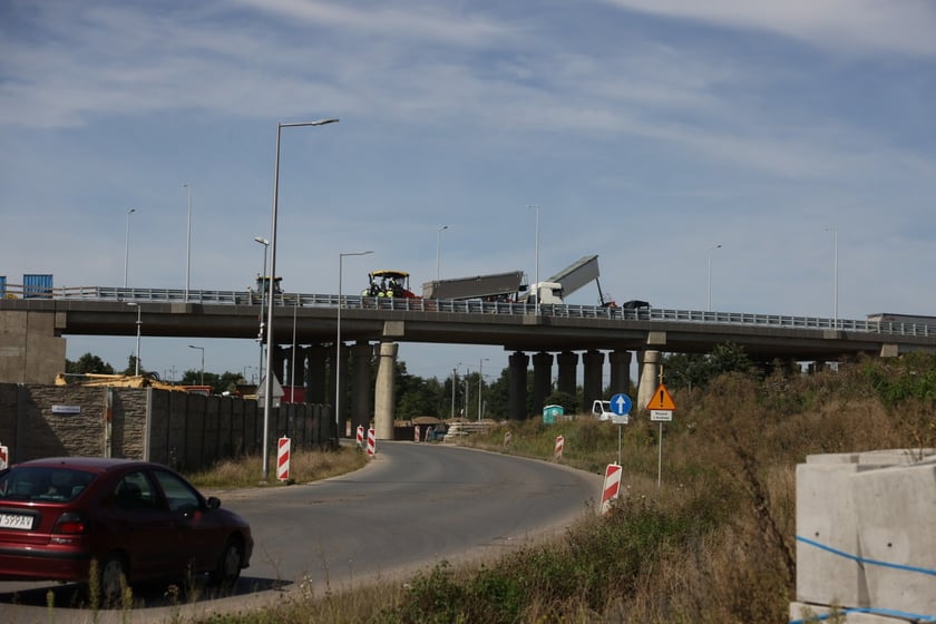 Robotnicy pracujący na wiadukcie, układają ostatnią warstwę nawierzchni