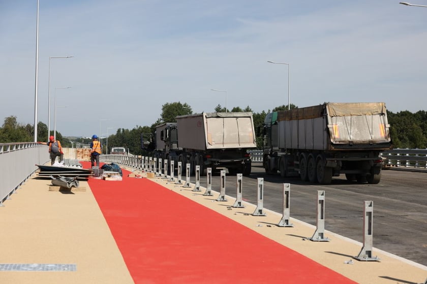 Robotnicy pracujący na wiadukcie, układają ostatnią warstwę nawierzchni