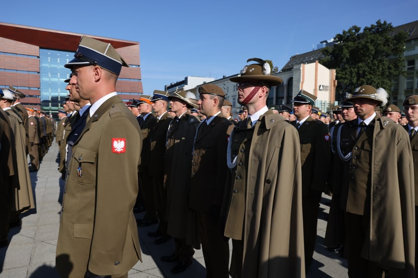 Promocja absolwent&oacute;w Akademii Wojsk Lądowych na pierwszy stopień oficerski (wrzesień 2023)