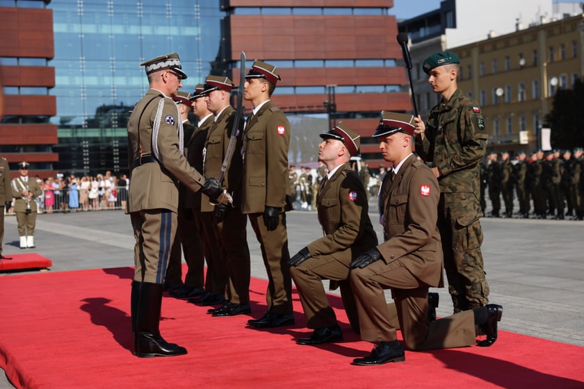 Promocja absolwent&oacute;w Akademii Wojsk Lądowych na pierwszy stopień oficerski (wrzesień 2023)