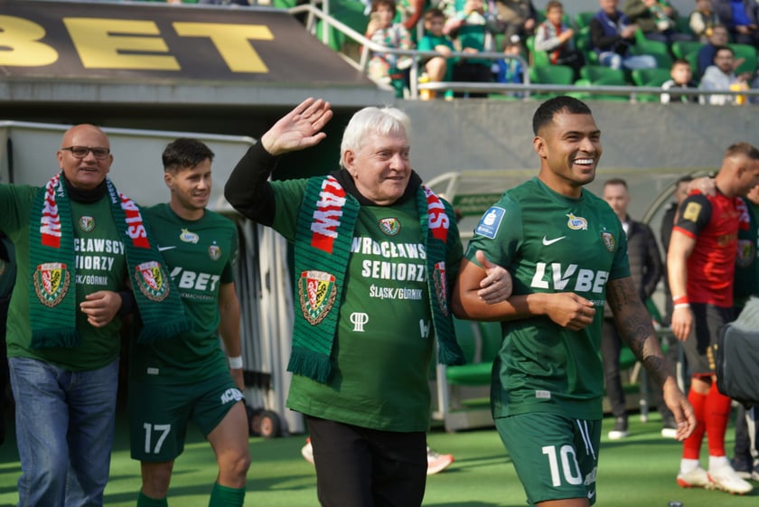 Seniorzy, nauczyciele i studenci na meczu Śląsk - Górnik