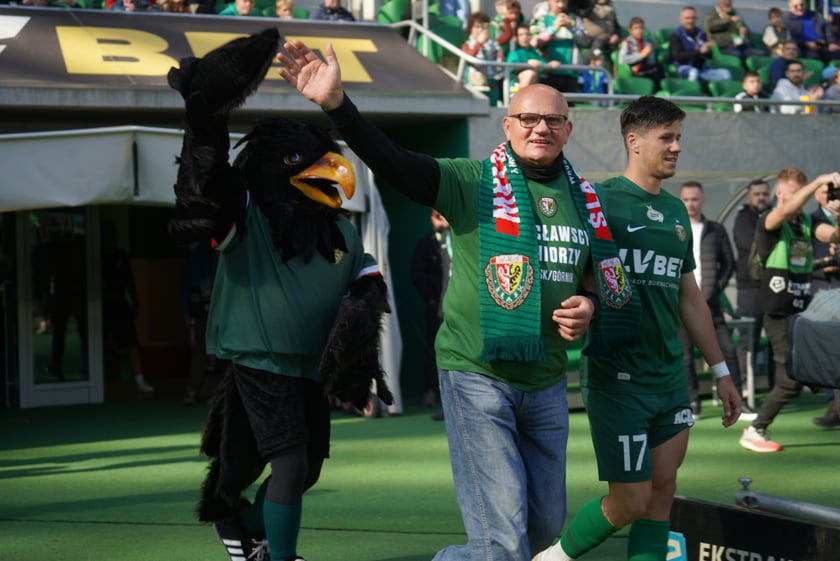 Seniorzy, nauczyciele i studenci na meczu Śląsk - Górnik