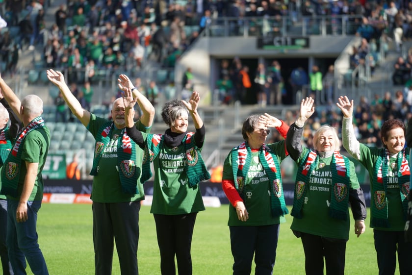 Seniorzy, nauczyciele i studenci na meczu Śląsk - Górnik