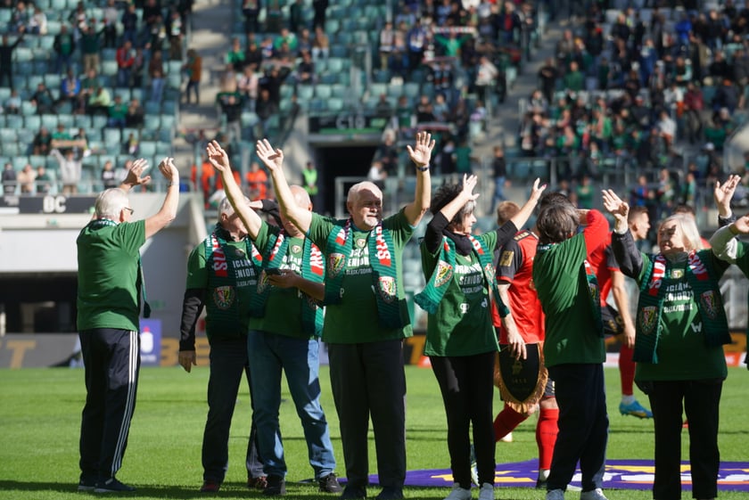 Seniorzy, nauczyciele i studenci na meczu Śląsk - Górnik