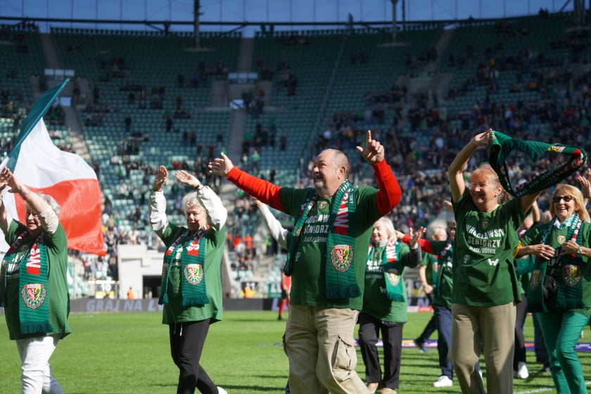 Seniorzy, nauczyciele i studenci na meczu Śląsk - Górnik