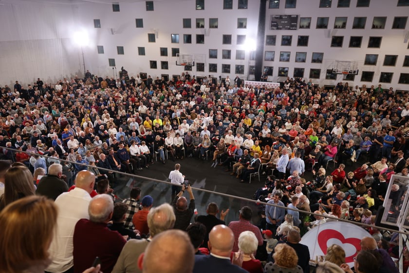 Spotkanie Donalda Tuska z wrocławianami w ZSP przy ul. Asfaltowej