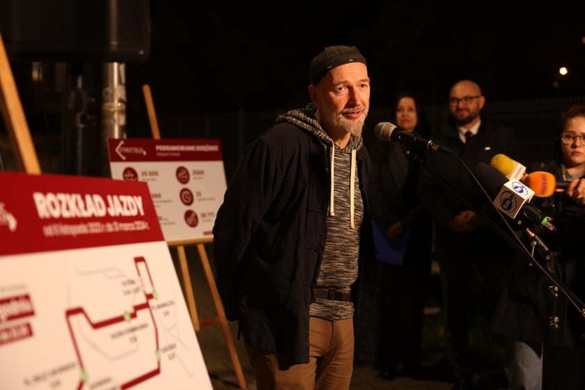 7 listopada wystartował Streetbus. Będzie niósł pomoc do marca przyszłego roku. Na zdjęciu Andrzej Ptak, Homo Sacer.