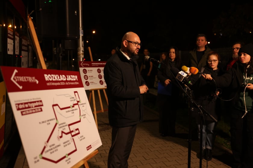 7 listopada wystartował Streetbus. Będzie niósł pomoc do marca przyszłego roku. Na zdjęciu Witold Woźny, prezes MPK Wrocław.
