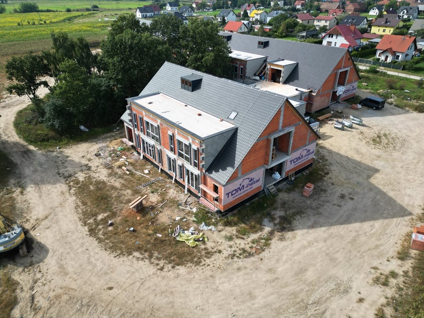 Budowa i wizualizacje nowego budynku szkoły podstawowej w Skokowej, w gminie Prusice