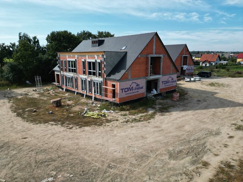 Budowa i wizualizacje nowego budynku szkoły podstawowej w Skokowej, w gminie Prusice