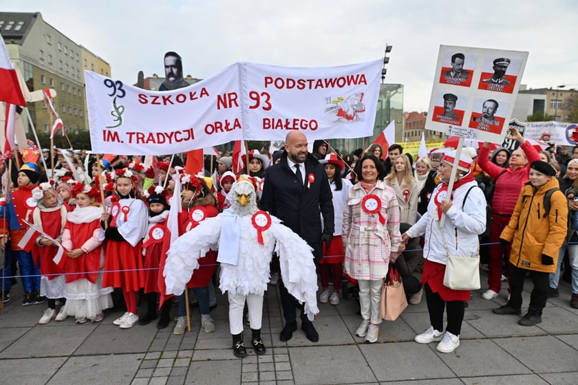 Uczestnicy parady 11 listopada 2023 r.