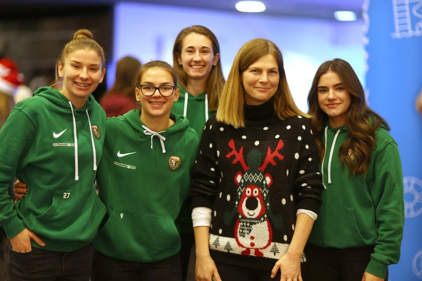 Paczki Dobrych Relacji 2023 dla dzieci i ich opiekun&oacute;w z rodzin zastępczych (10 grudnia 2023 Tarczyński Arena)