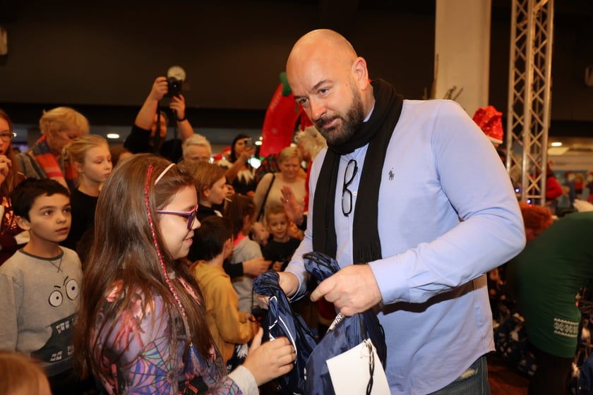 Paczki Dobrych Relacji 2023 dla dzieci i ich opiekun&oacute;w z rodzin zastępczych (10 grudnia 2023 Tarczyński Arena)