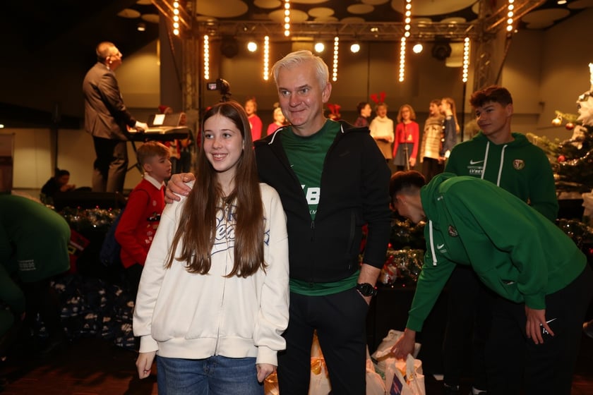 Paczki Dobrych Relacji 2023 dla dzieci i ich opiekun&oacute;w z rodzin zastępczych (10 grudnia 2023 Tarczyński Arena)