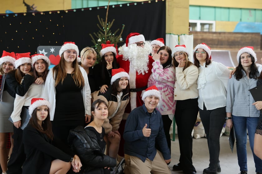 Paczki Dobrych Relacji w Centrum Sektor 3 przy ulicy Legnickiej, Wrocław 18.12.2023