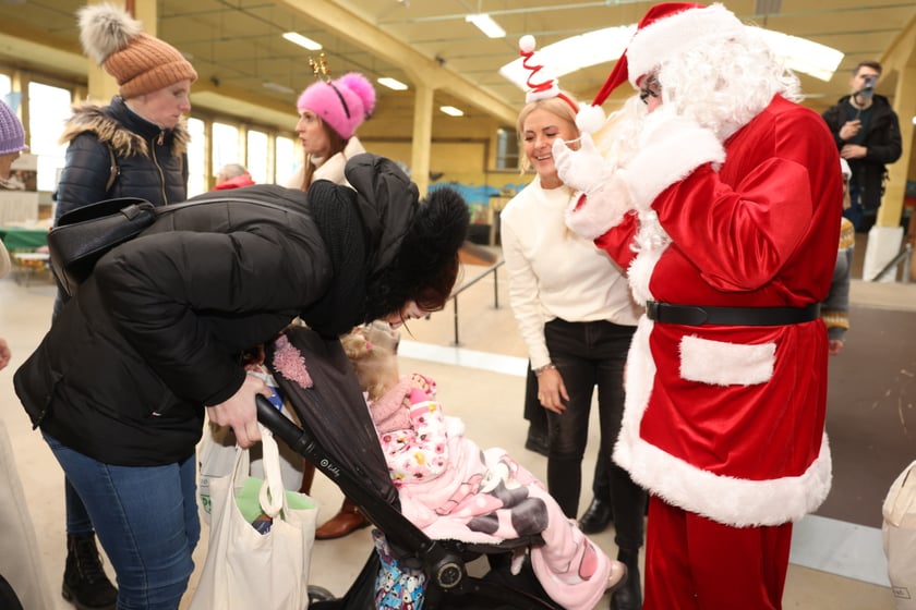 Paczki Dobrych Relacji w Centrum Sektor 3 przy ulicy Legnickiej, Wrocław 18.12.2023