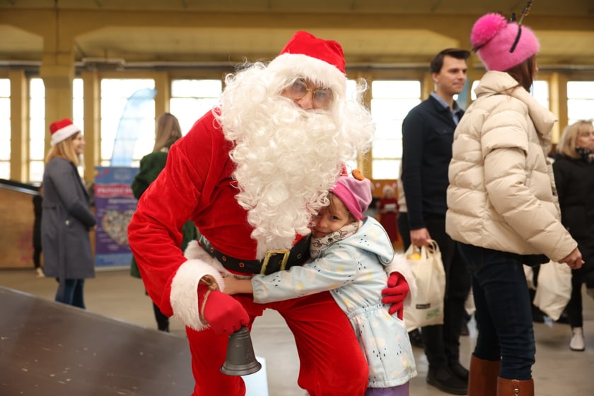 Paczki Dobrych Relacji w Centrum Sektor 3 przy ulicy Legnickiej, Wrocław 18.12.2023
